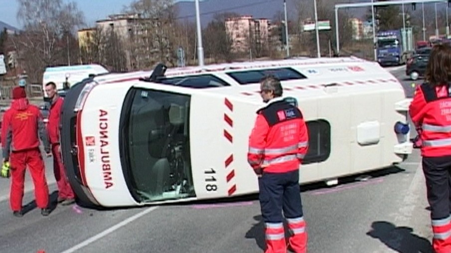 Osobné auto a sanitka sa zrazili na križovatke v Martine. Nehoda vyzerala pomerne hrozivo: Sanitka, v ktorej prevážali 80 ročnú pani, zostala prevrátená na boku. Pôvodne smerovala do Banskej Bystrice, kde je špecializované pracovisko kardiocentra.